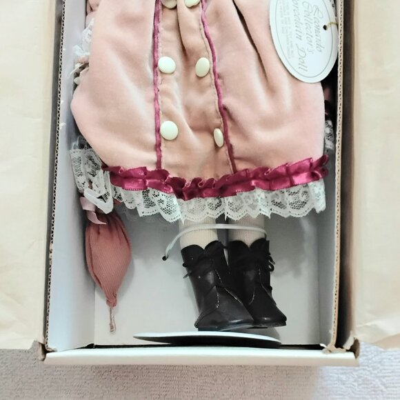 Vintage BNIB The Leonardo Collection 14" Emily The Elite Rang' Porcelain Doll!! - Picture 3 of 5